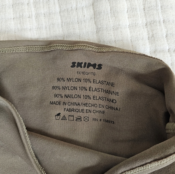 Soft smoothing seamless turtleneck army - Picture 2 of 4